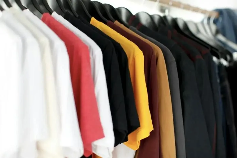 T-shirts de différentes couleurs sur un portant